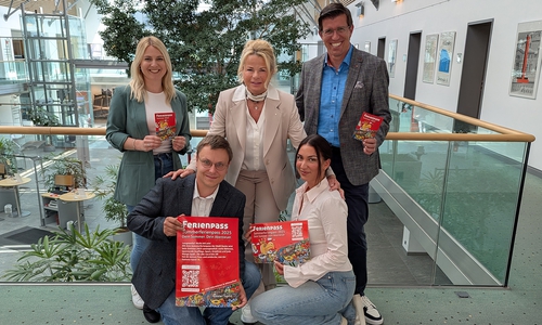 Oberbürgermeisterin Urte Schwerdtner (hinten, Mitte) sowie Sparkassenregionaldirektor Jens Müller (hinten, re.) freuen sich über den neuen Ferienpass, den sie zusammen mit Camilla Dal Pos (vorne, re.) und Jannick Voss (vorne, li.) von der Stadtjugendpflege sowie Mara-Lena Macke (hinten, li.), Fachdienstleitung Bildung und Soziale der Stadt Goslar, präsentieren.