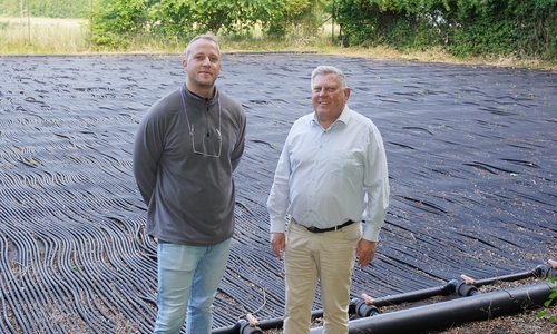 Schwimmmeister Felix Langmaack (links) und Klaus-Werner Fricke vom Trägerverein Stadtbad Hornburg vor der Solarthermie-Anlage, die das Wasser im Schwimmbecken erwärmt.