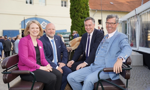 Melanie Vogelbach (Bereichsleiterin Internationale Wirtschaftspolitik, Außenwirtschaftsrecht), Dr. Florian Löbermann (Hauptgeschäftsführer der IHK Braunschweig), David McAllister (Vizepräsident der europäischen Volkspartei) und Tobias Hoffmann (Präsident IHK Braunschweig) machten es sich auf der Kutsche bequem.