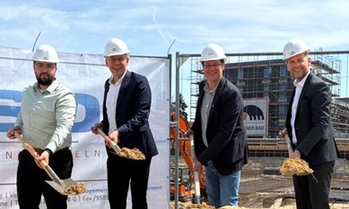 Spatenstich mit Oberbürgermeister Dennis Weilmann (rechts) sowie (von links) Bauleiter Ali Farhat, Stadtbaurat Kai-Uwe Hirschheide und Geschäftsführer der asp Projektsteuerung GmbH Björn Gödde.