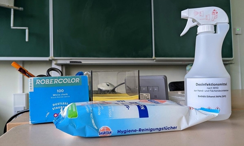 Desinfektionsmittel in einer Schule (Archiv)