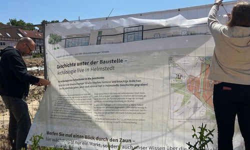 Alle Interessierten sind herzlich eingeladen, an den Baustellen-Bannern einen Blick über den Zaun zu werfen und Archäologie ein Stück weit live mitzuerleben.