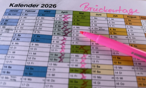 Das Jahr 2026 wird zwar kein Brückentag-Hit, doch wer frühzeitig plant, kann trotzdem viel freie Zeit genießen.
