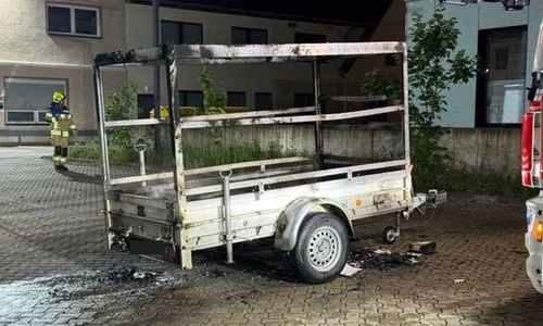 In den frühen Morgenstunden des Mittwochs geriet ein PKW-Anhänger auf dem Gelände eines Bürogebäudes in der Heinrich-Nordhoff-Straße in Brand