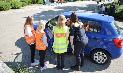 Die Autos wurden angehalten und die Kinder führten persönliche Gespräche mit den Fahrern.