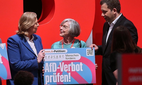 Bärbel Bas und Lars Klingbeil mit Schild zu Petition zu AfD-Verbot am 29.06.2025