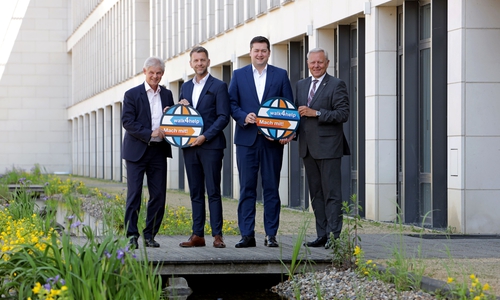 Die Oberbürgermeister Frank Klingebiel, Dennis Weilmann und Dr. Thorsten Kornblum übernehmen gemeinsam offiziell die Schirmherrschaft für den walk4help, den Jürgen Brinkmann, Vorstandsvorsitzender der Volksbank BRAWO/BRAWO GROUP, initiiert hat