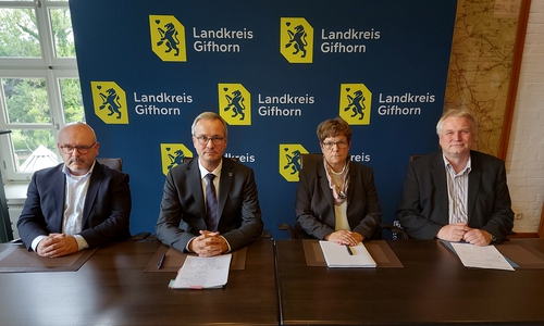  Der designierte Kreiswahlleiter Björn Sund (von links), Erster Kreisrat Dominik Meyer zu Schlochtern, Kreisrätin Ute Spieler und Kreisrat Rolf Amelsberg informierten während einer Pressekonferenz am 5. Juni 2025 nach dem unvorhergesehenen und plötzlichen Tod von Landrat Tobias Heilmann über die Trauerfeier und die bevorstehende Wahl.