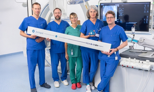 Über den erfolgreichen katheterbasierten Ersatz der Trikuspidalklappe freut sich das Kardiologie Team. (v.l.n.r.) Oberarzt Dr. Andreas Klumb, Chefarzt Prof. Dr. Tibor Kempf, Pflegefachkraft Eike Borchert-Bönig, Pflegefachkraft Melitta Istok und Oberarzt Jan Ballof.