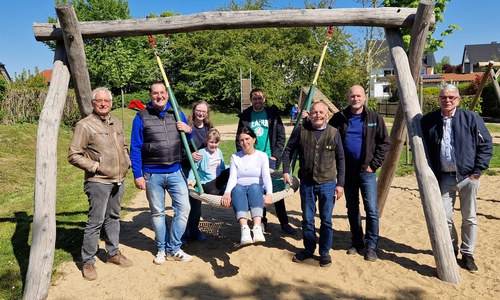 rechts: Die Mitglieder des Sozialausschusses der Gemeinde Sickte bereisten die Spiel- und Bolzplätze in den Orten Apelnstedt, Hötzum, Sickte und Volzum: Holger Barkhau (Bürgervertreter), Andreas Kleindienst (CDU), Jantje Letas (Grüne) mit Tochter Jule Letas, Barbara Weitemeier (Bürgervertreterin), Daniel Feuerstack (Sachbearbeiter für Spiel- und Bolzplätze der Samtgemeindeverwaltung), Bodo Wutschel (CDU), Ingo Geisler (Bürgermeister, CDU), Reinhard Deitmar (Sozialausschussvorsitzender, SPD)