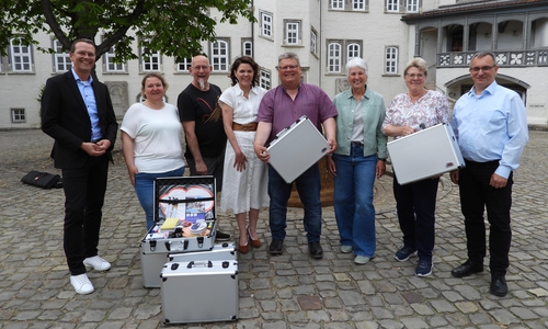 Bei der Übergabe der Moderationskoffer (von links): Eike Fromhage von der Sparkasse Celle- Gifhorn-Wolfsburg, Nadine Gherram, Dieter Michel-Weinreich, Susanne Könecke, Uwe Kunkel,  Katrin Baetge, Margret Nywelt und Gordon Hunt. 