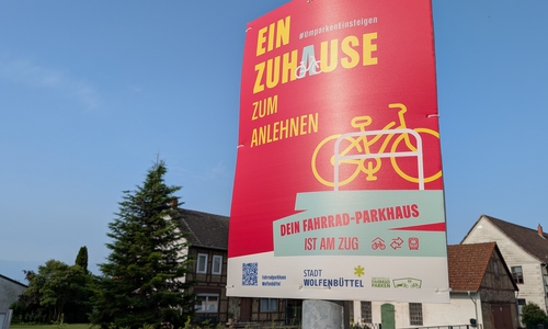 Mit solchen Plakaten wird aktuell für das Fahrradparkhaus geworben.