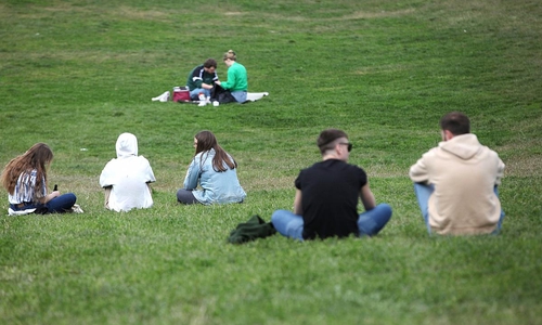 Junge Leute in einem Park (Archiv)
