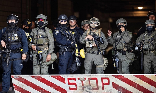 DHS und ICE bewachen Bundesgefängnis in Los Angeles am 07.06.2025