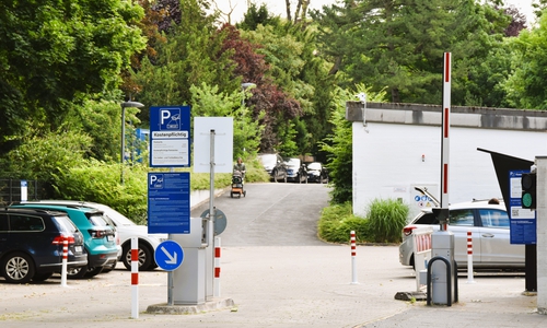 Der Badparkplatz in der Nimes-Straße – aktuell noch mit der Schrankenanlage, die in Kürze abgebaut wird.