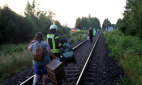 Die Fahrgäste wurden zum einem Sammelplatz am Bahnübergang gebracht und dort versorgt.