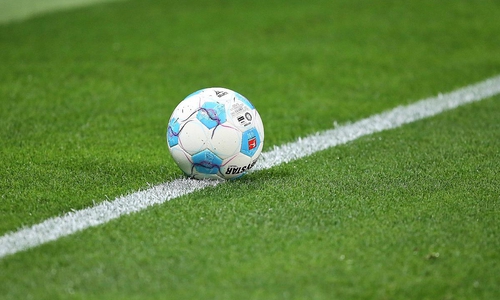 Fußball auf Rasen (Archiv)