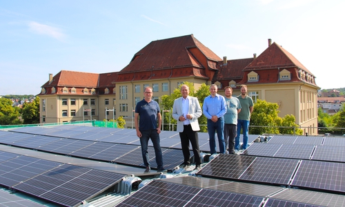  Torsten Schimmeyer (Geschäftsbereich Hochbau), Landrat Gerhard Radeck, Sebastian Exner (Geschäftsbereichsleiter Hochbau), Benjamin Linzel (Elektro Verchau), Daniel Roßmann (Geschäftsbereich Hochbau) machten sich vor Ort ein Bild.