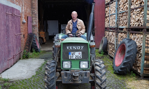 Mit diesem schmalen Traktor zieht Detlev Quidde die Wasserspritze durch den Weinberg. Zur Zeit werden mit Hilfe einer Wasserlanze die Pfähle in die Erde gesetzt.