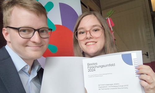 Stephanie Hirschberger und Hannes Schilling von der AOS-Forschungsgruppe bei der Preisverleihung am 7. Juni in Berlin. 