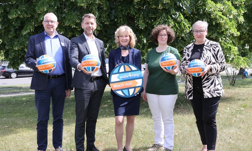 Stellten die durch den walk4help geförderten Projekte in Wolfsburg vor: Michael Junge, Geschäftsführer phaeno, Dennis Weilmann, Oberbürgermeister Stadt Wolfsburg und Schirmherr des walk4help, Claudia Kayser, Direktionsleiterin Volksbank BRAWO Wolfsburg und Botschafterin United Kids Foundations, Cristiana Rabassini, Projekt-Verantwortliche NEST, sowie Iris Bothe, Stadträtin für Jugend, Bildung, Integration und Soziales.