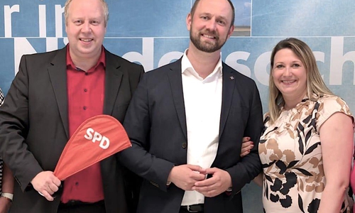Jörn Domeier (li.) mit Malte und Susanne Schneider.