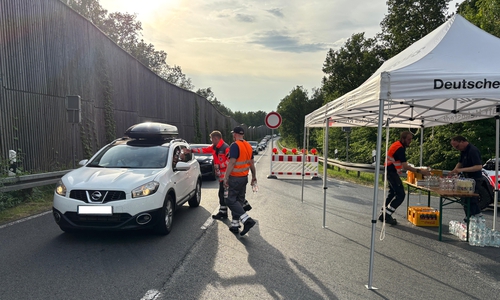 Auf der A2 kam es am Sonntag zu einem massiven Stau. Feuerwehr, DRK und Rettungsdienst waren im Eeinsatz, um die gestrandeten Verkehrsteilnehmer zu versorgen.