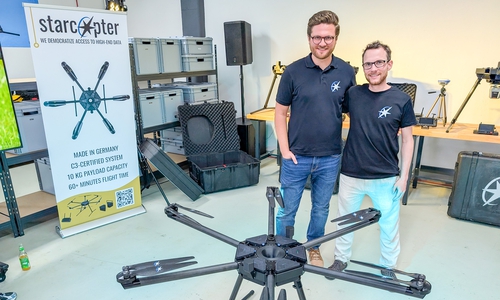 Khashayar Kazemi (COO) und Lasse Fröhner (CTO) von starcopter präsentierten zur Markteinführung die HIGHDRA-Drohne.