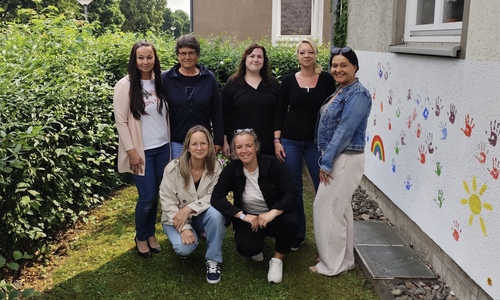 Freuen sich auf die Familienolympiade (vorne von links): Corinna Rittel (AWO Familienzentrum Wilhelm-Kunze-Ring); Nina Walther (Ev. Familienzentrum KunterBund (Propsteiverband Ostfalen)), (hinten von links): Monika Bockmann (Fachkraft für Eearly-Excellence-Ansatz der Stadt Salzgitter); Martina Filemenov (Kath. Familienzentrum St. Bernward (Caritas)); Rebecca Thomas (Paritätisches Familienzentrum Purzelbaum); Stefanie Brendel (Ev. Familienzentrum Martin-Luther) und Irmgard Kappei (Kath. Familienzentrum St. Joseph (Caritas)).