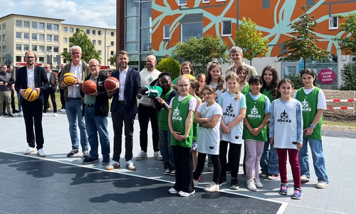 Eröffnung der 3x3-Basketballanlage in der Wolfsburger Innenstadt, v. l. Wirtschaftsdezernent und WMG-Geschäftsführer Jens Hofschröer, Ratsvorsitzender Ralf Krüger, Ortsbürgermeister Erich Schubert, Oberbürgermeister Dennis Weilmann sowie Spielerinnen und Trainerstab der Mädchen-Basketballmannschaft des VfL Wolfsburg e.V.