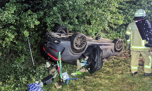 Bei dem nächtlichen Unfall kam das Auto auf dem Dach zu liegen.