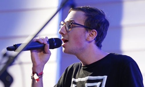 Adi Boss Singt bei der OpenStage auf dem Historischen Marktplatz Deutsch-Pop. 