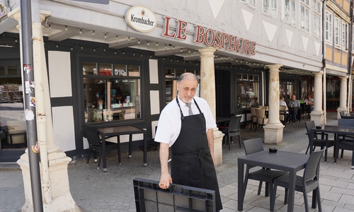 Inhaber Sure Tekin vor seinem Restaurant Le Bosphore.