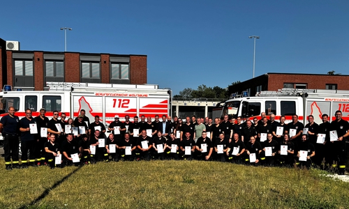 Auszeichnung mit der Ehrennadel des Landes Niedersachsen. Oberbürgermeister Dennis Weilmann (Bildmitte) würdigt Einsatz von 101 Feuerwehrfrauen und -männer.