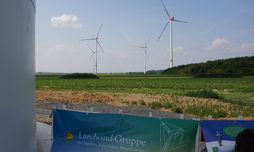 Vier der sechs neuen Windkraft-Anlagen in Cramme.
