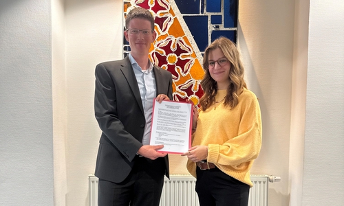 Bürgermeister Tobias Grünert und Kultur-Sachbearbeiterin Tabea Schwellenbach präsentieren die Kulturförderrichtlinie.