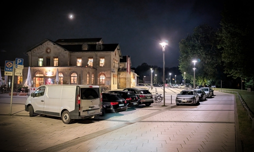 Zu den Stoßzeiten des Restaurants findet man am Bahnhof viele Falschparker.
