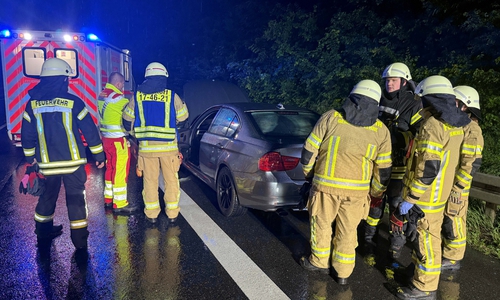 Die Einsatzkräfte der Feuerwehr Flechtorf an der Unfallstelle.