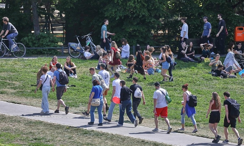 Junge Leute im Sommer (Archiv)