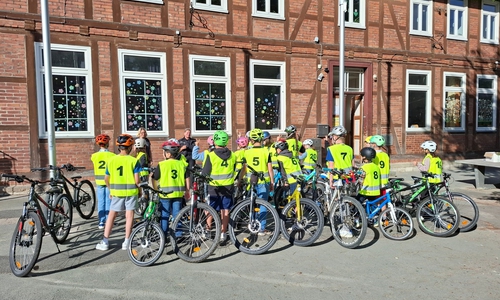 In der Grundschule Salzgitter Salder fand am Donnerstag die alljährliche Radfahrprüfung für die Viertklässler statt.