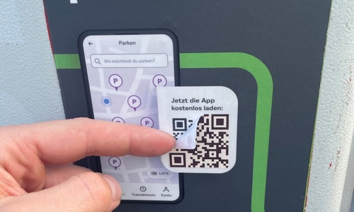 Die Polizei warnt vor gefälschten QR-Codes an Goslars Parkautomaten.