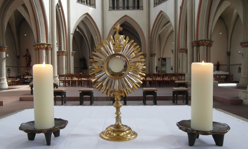 Die Monstranz mit der Heiligen Hostie wird zum Fronleichnamsfest durch Braunschweigs Straßen getragen. 