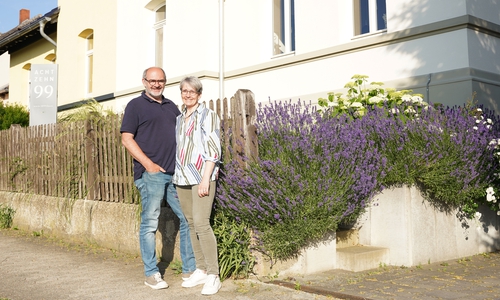 Maren Matz-Volkers mit ihrem Mann Sven Volkers vor ihrem Ferienhaus in Wittmar.