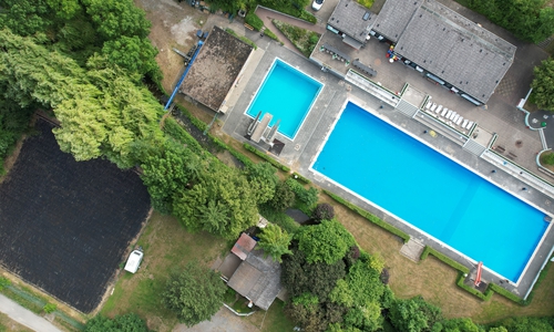 Das Stadtbad Hornburg aus der Vogelperspektive. Links im Bild die Solarthermie-Anlage, die ursprünglich vom alten Stadtbad in Wolfenbüttel übernommen wurde.