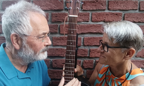 Bettina Bendisch und Mathias Schürmann spielen einen bunten Mix der Rock-, Jazz- und Popgeschichte der 70er-, 80er- und 90er-Jahre.