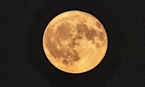 Der Mond wirkte besonders hell.
