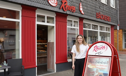 Joana Macenauer vor der Bäckerei in der Dr. Heinrich Jasper Straße.