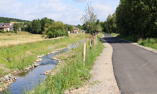 Die Aufweitung der Nette hat das Abflussvolumen gesteigert. Zudem wurde auch der daneben liegende Radweg ertüchtigt.