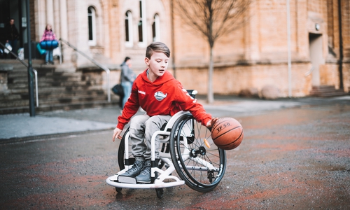 Mit Rollstuhl funktionieren natürlich auch sportliche Aktivitäten. Im Alltag stoßen Rollstuhlfahrer jedoch nicht selten auf Barrieren. Im Rahmen des Aktionstages können interessierte Besucher ausprobieren, wie schnell Rollstuhlfahrer mitunter an Grenzen stoßen.