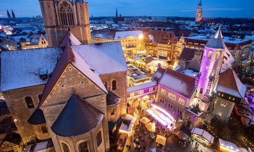 Adventstimmung in der Löwenstadt: Vom 26. November bis 29. Dezember öffnet der Braunschweiger Weihnachtsmarkt seine geschmückten Stände und lädt zum gemütlichen Schlendern zwischen dem Dom St. Blasii und der Burg Dankwarderode ein.
